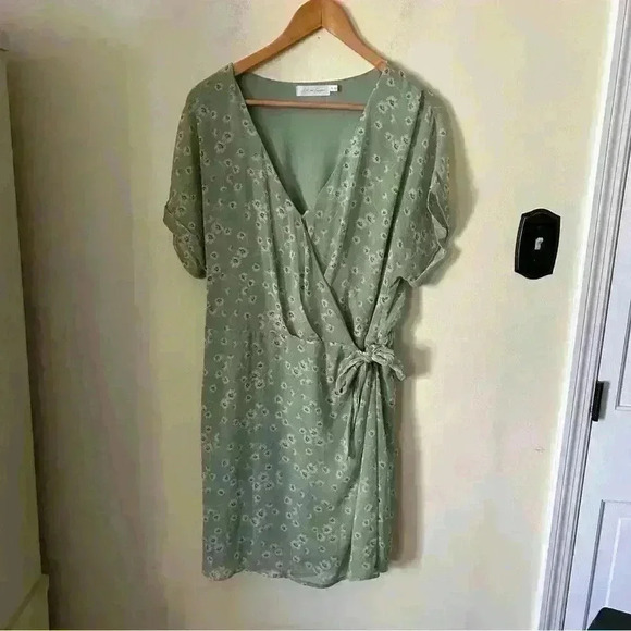 All in Favor Green Daisy Print Wrap Dress Size XL - Picture 1 of 4